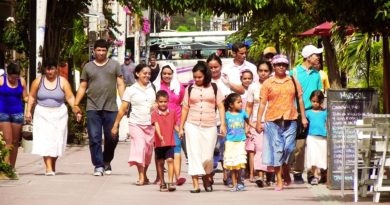 Une famille latino dans les rues de Caracas