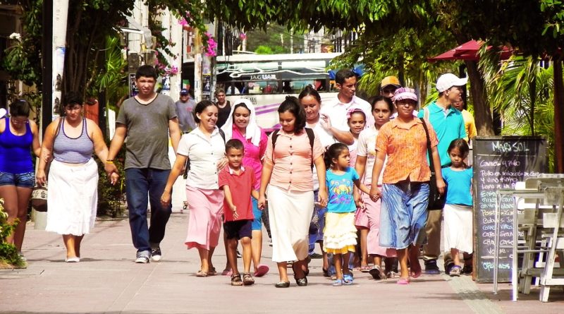 Une famille latino dans les rues de Caracas