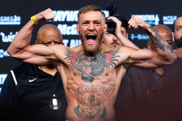 Conor McGregor célébrant une victoire