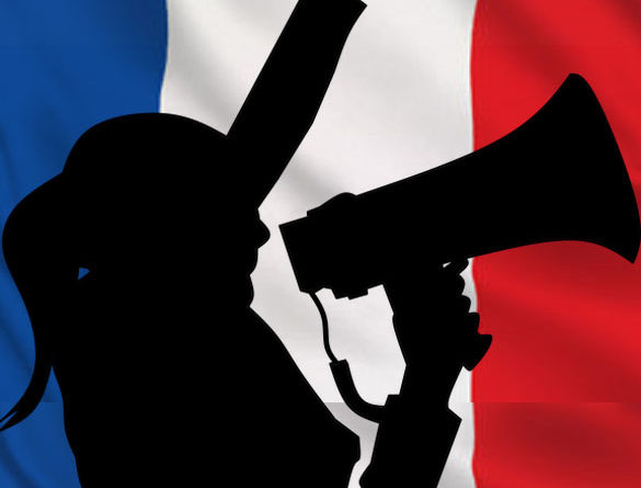 Femme avec mégaphone lançant un appel sur fonds de drapeau français