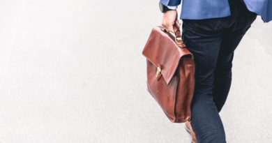 Un homme allant au travail avec son sac