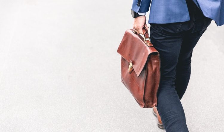 Un homme allant au travail avec son sac