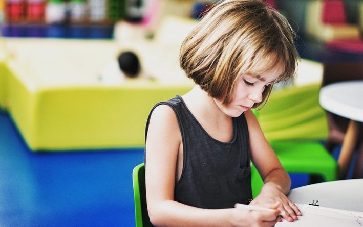 Une élève du primaire en classe