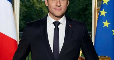 Portrait d'Emmanuel Macron dans son bureau à L'Elysée