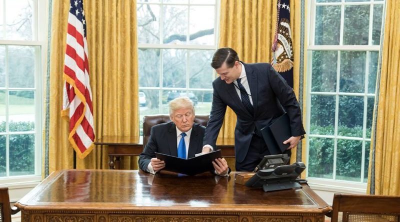 Donald Trump dans le bureau ovale, en janvier 2017, avec le secrétaire du personnel de la Maison blanche Rob Porter