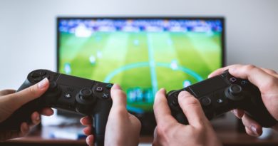 Deux joueurs de jeux vidéos, en plein dans une partie de foot