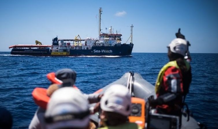 Le navire Sea-Watch 3 bloqué pendant 14 jours en juin 2019 au large des côtes iitaliennes