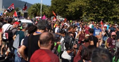 Des milliers de manifestants marchant d'Hendaye à Irun