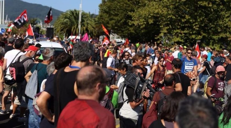 Des milliers de manifestants marchant d'Hendaye à Irun