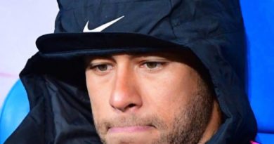 Neymar sur le banc de touche lors de la défaite contre Manchester United en quarts de fianle de la Ligue des Champions 2018-2019