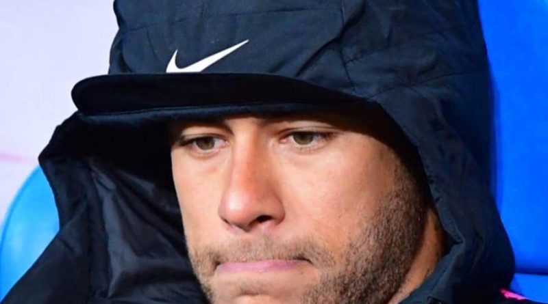 Neymar sur le banc de touche lors de la défaite contre Manchester United en quarts de fianle de la Ligue des Champions 2018-2019