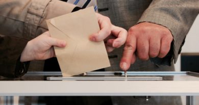 Une personne glissant son bulletin de vote dans l'urne