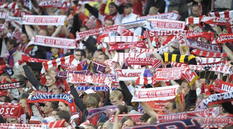 Des supporters dans les tribunes du stade Pierre Mauroy