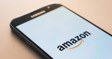 Un smartphone affichant le logo d'Amazon, leader mondial du commerce en ligne