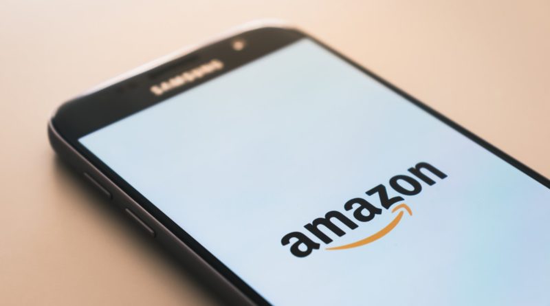 Un smartphone affichant le logo d'Amazon, leader mondial du commerce en ligne