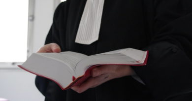 Un avocat ouvrant le code de procédure civile.