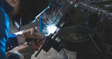 Un travailleur dans une usine.