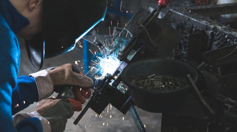 Un travailleur dans une usine.