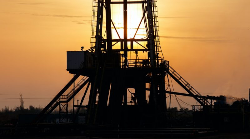 Une installation pétrolière au coucher du soleil.