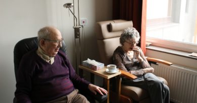 Un couple de seniors dans une maison de retraite.