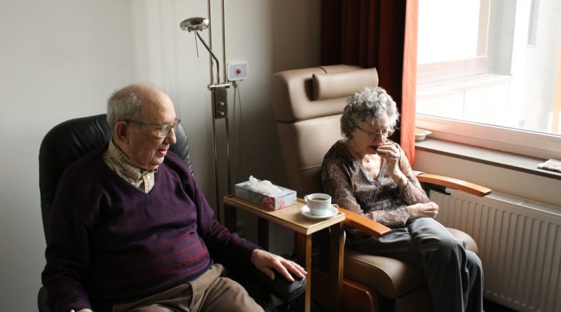Un couple de seniors dans une maison de retraite.