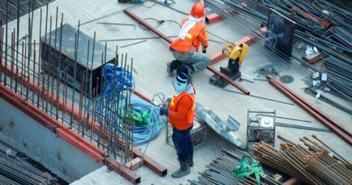 Des travilleurs du bâtiment (construction) sur un chantier.