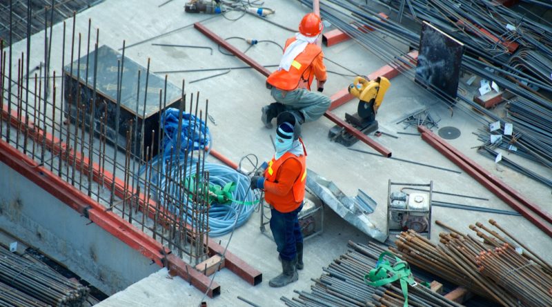 Des travilleurs du bâtiment (construction) sur un chantier.