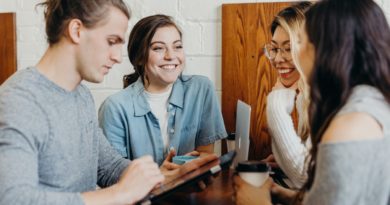 De jeunes employés d'une startup discutant autour d'une table.