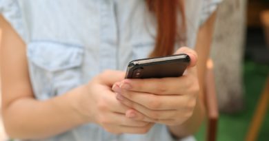 Une jeune femme manipulant son smartphone (Photo : Unsplash).