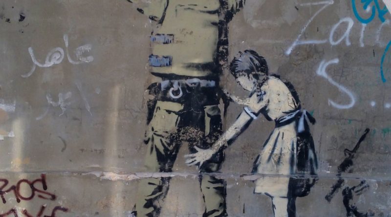 Un graffiti de Banksy réalisé en 2014 sur un mur en Palestine.