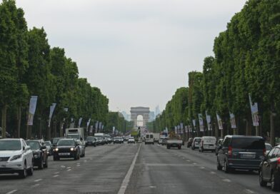 Sur les Champs-élysées à Paris.