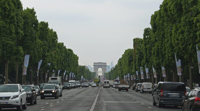Sur les Champs-élysées à Paris.